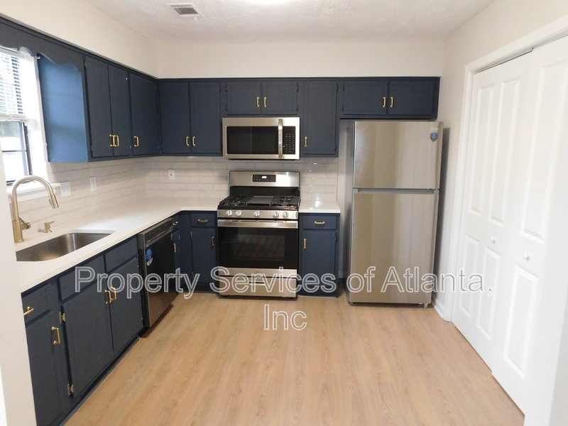 Powder Springs - 2BR/2.5BA Renovated End Unit Townhouse - Fenced Yard property image