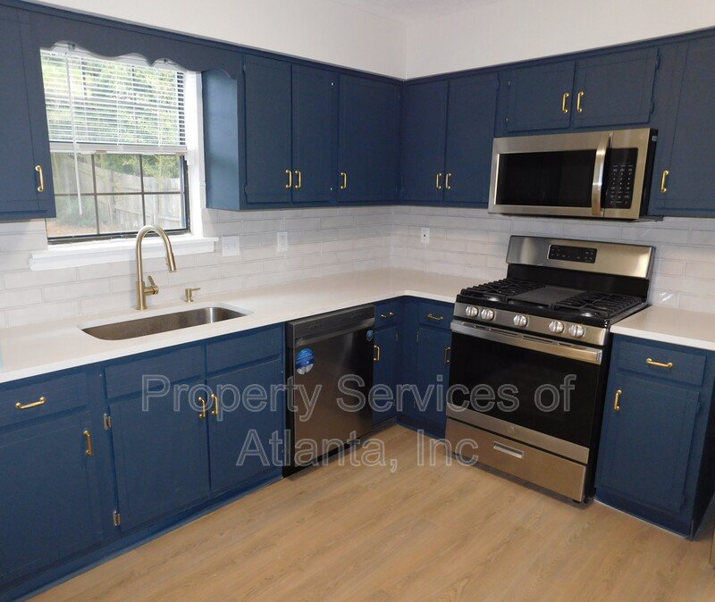 Powder Springs - 2BR/2.5BA Renovated End Unit Townhouse - Fenced Yard property image