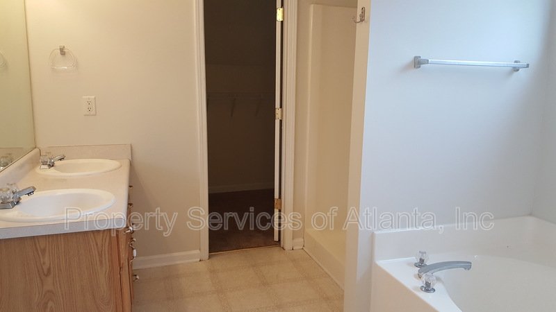 4BD/2.5 BA Stockbridge Fenced yard Move In Now!!! property image