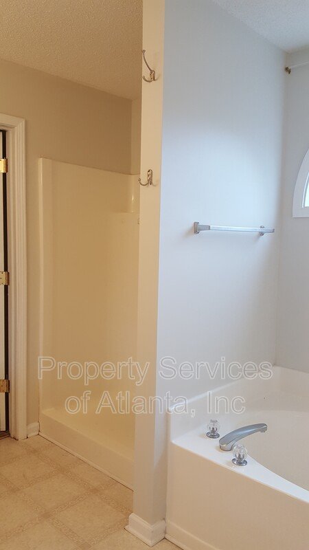 4BD/2.5 BA Stockbridge Fenced yard Move In Now!!! property image