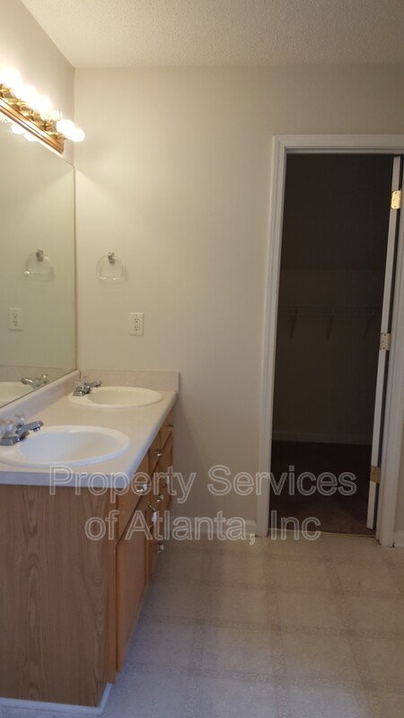 4BD/2.5 BA Stockbridge Fenced yard Move In Now!!! property image