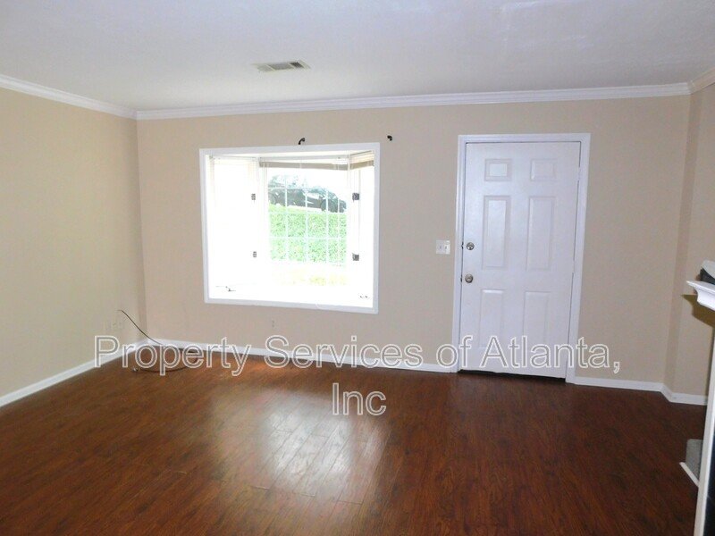 Roswell - 3BR/3.5 BA End Unit - Finished Basement - See Special property image