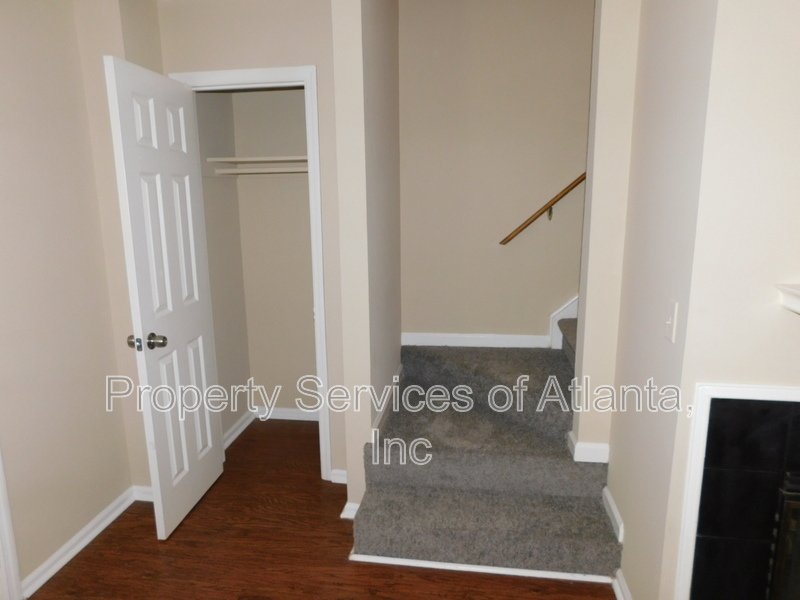 Roswell - 3BR/3.5 BA End Unit - Finished Basement - See Special property image