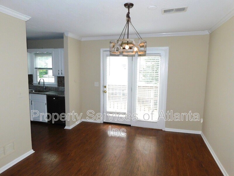 Roswell - 3BR/3.5 BA End Unit - Finished Basement - See Special property image