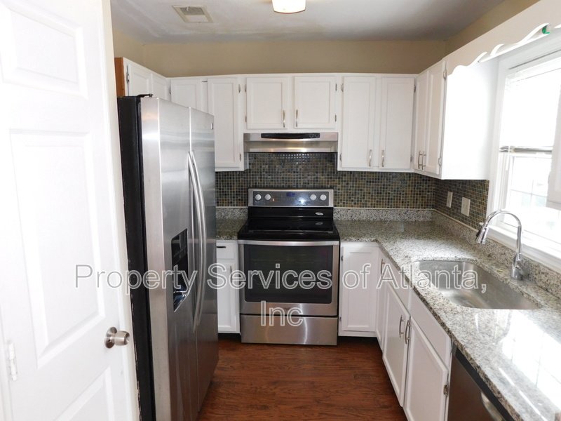 Roswell - 3BR/3.5 BA End Unit - Finished Basement - See Special property image