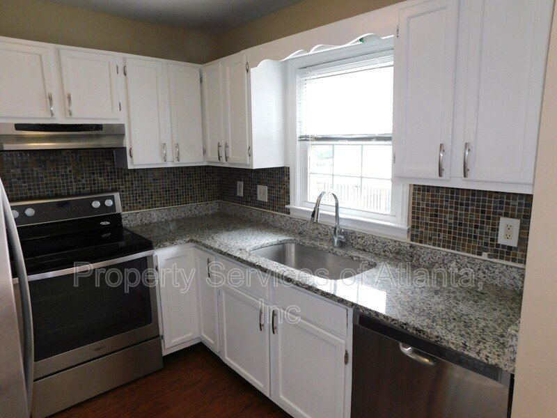 Roswell - 3BR/3.5 BA End Unit - Finished Basement - See Special property image