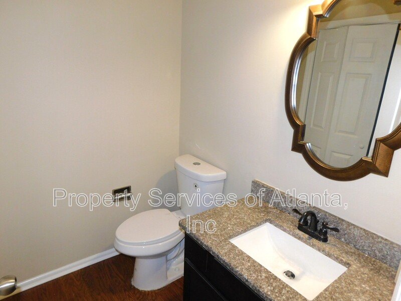 Roswell - 3BR/3.5 BA End Unit - Finished Basement - See Special property image