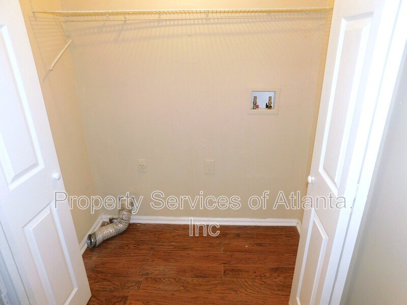 Roswell - 3BR/3.5 BA End Unit - Finished Basement - See Special property image