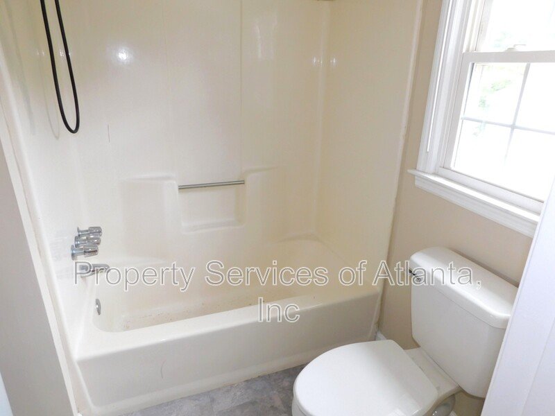 Roswell - 3BR/3.5 BA End Unit - Finished Basement - See Special property image