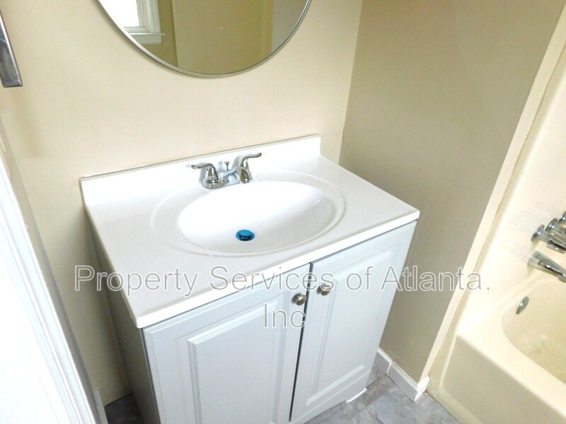 Roswell - 3BR/3.5 BA End Unit - Finished Basement - See Special property image
