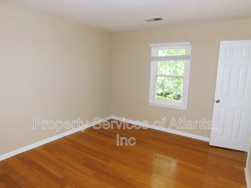 Roswell - 3BR/3.5 BA End Unit - Finished Basement - See Special property image