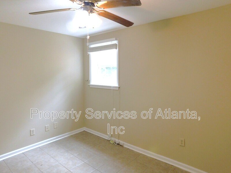 Roswell - 3BR/3.5 BA End Unit - Finished Basement - See Special property image