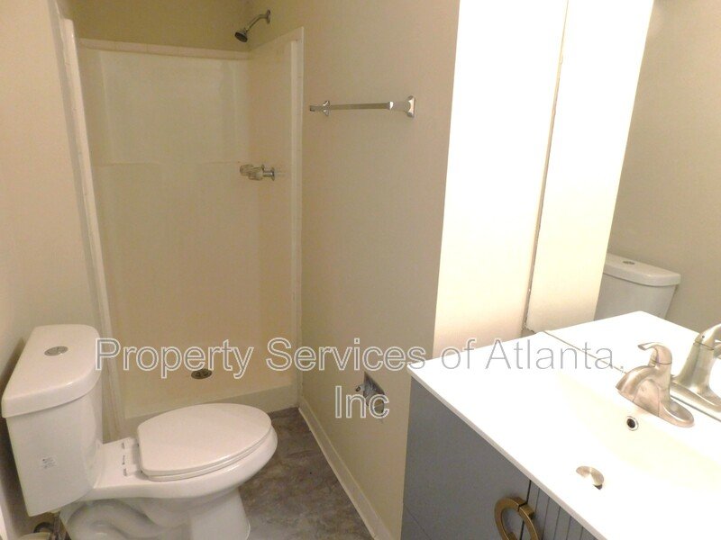 Roswell - 3BR/3.5 BA End Unit - Finished Basement - See Special property image